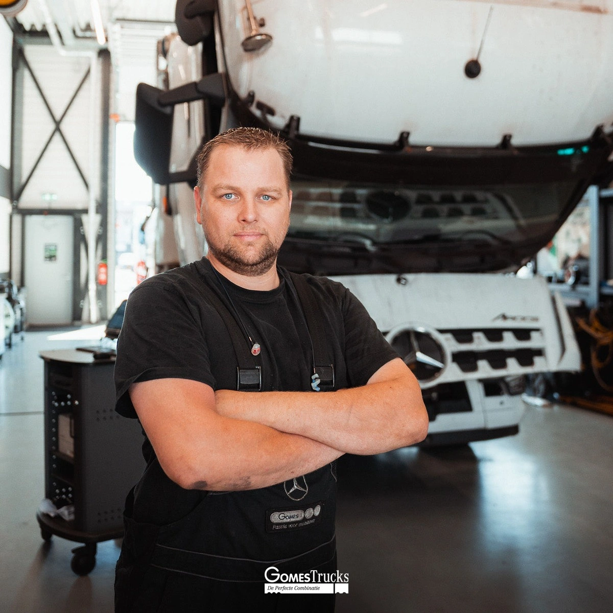 Foto van Gomes eTruck technicus Tom bij een Mercedes-Benz truck